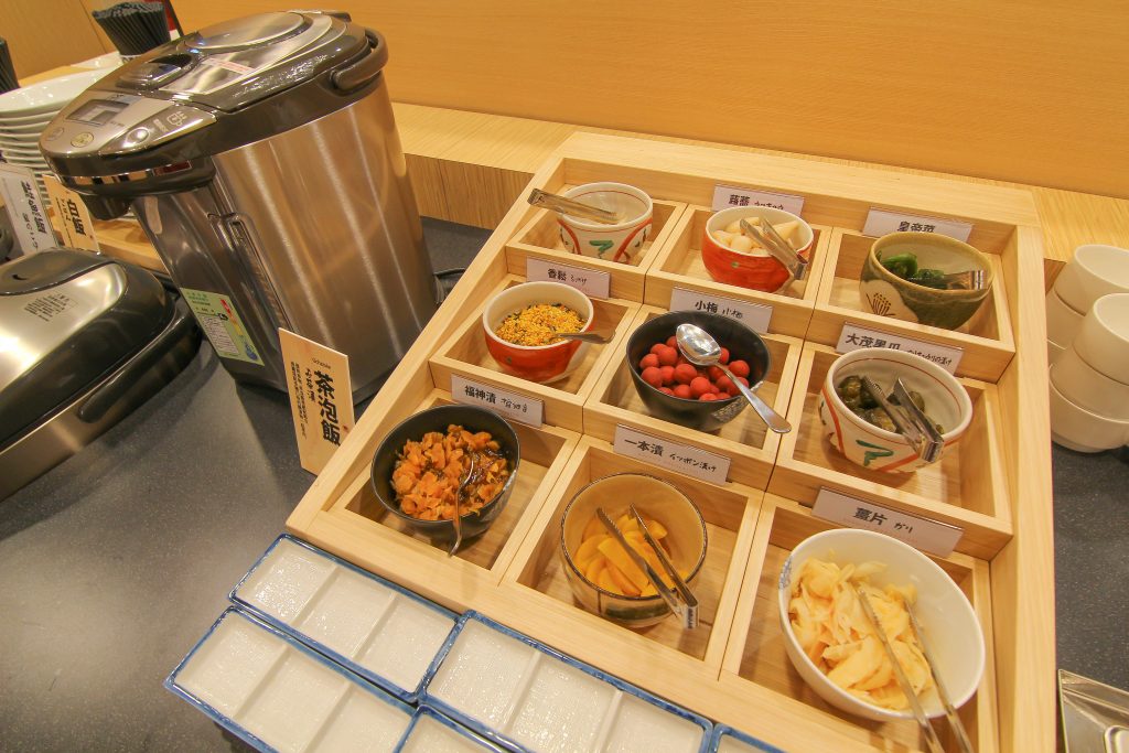 南港炸物吃到飽：日本串家物語進駐南港，30多種炸物無限供應~必吃炸蝦炸牛肉，日式熟食小菜草莓甜點(菜單.電話.訂位.網站.營業時間.價位.影片)