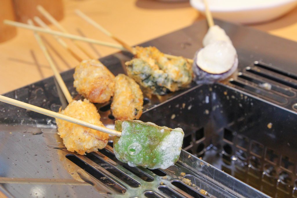 南港炸物吃到飽：日本串家物語進駐南港，30多種炸物無限供應~必吃炸蝦炸牛肉，日式熟食小菜草莓甜點(菜單.電話.訂位.網站.營業時間.價位.影片)