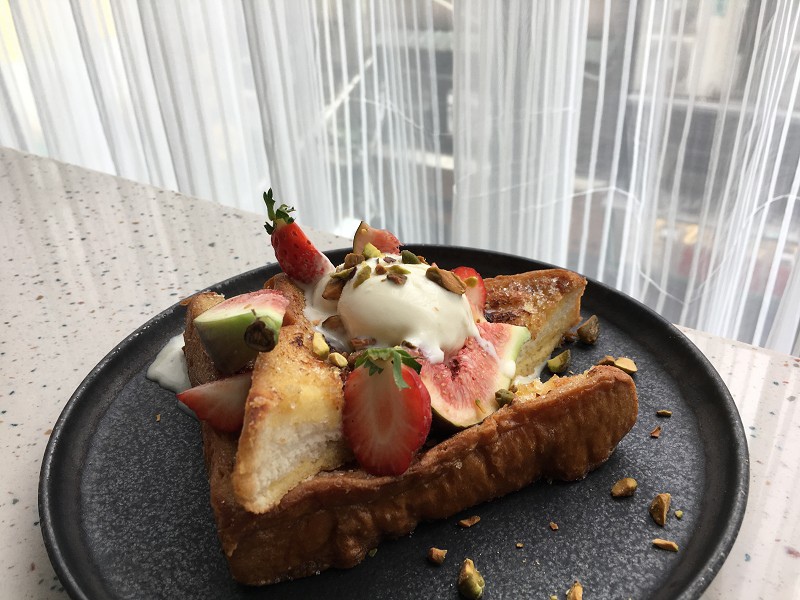 【台北｜西門站】ACME Breakfast CLUB＿西門町早午餐後起之秀＿純白窗簾搭著夢幻早餐愜意又悠閒