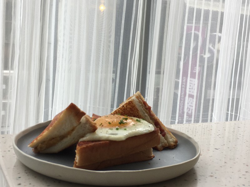 【台北｜西門站】ACME Breakfast CLUB＿西門町早午餐後起之秀＿純白窗簾搭著夢幻早餐愜意又悠閒