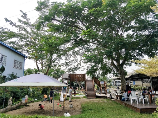 埔茂花市：【彰化芬園景點】埔茂花市~幸福花園咖啡，多肉植物及園藝造景，噴水池木藝造景好拍，DIY盆器，溜滑梯，盪鞦韆和戲沙池，親子遊趴趴GO