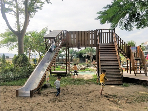 埔茂花市：【彰化芬園景點】埔茂花市~幸福花園咖啡，多肉植物及園藝造景，噴水池木藝造景好拍，DIY盆器，溜滑梯，盪鞦韆和戲沙池，親子遊趴趴GO