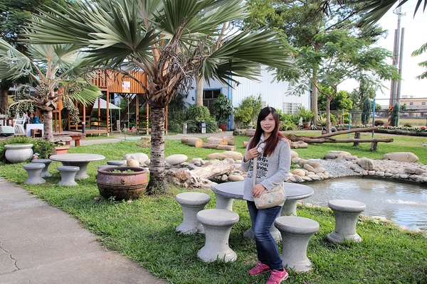 埔茂花市：【彰化芬園景點】埔茂花市~幸福花園咖啡，多肉植物及園藝造景，噴水池木藝造景好拍，DIY盆器，溜滑梯，盪鞦韆和戲沙池，親子遊趴趴GO
