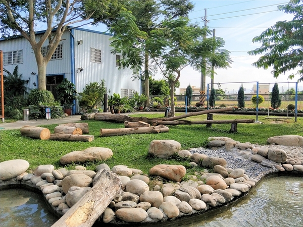 埔茂花市：【彰化芬園景點】埔茂花市~幸福花園咖啡，多肉植物及園藝造景，噴水池木藝造景好拍，DIY盆器，溜滑梯，盪鞦韆和戲沙池，親子遊趴趴GO