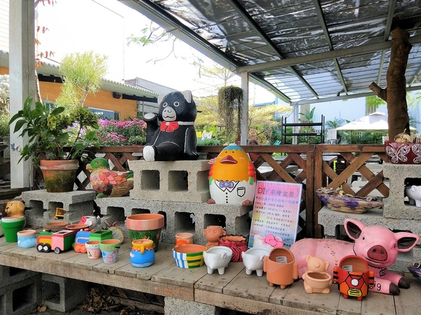 埔茂花市：【彰化芬園景點】埔茂花市~幸福花園咖啡，多肉植物及園藝造景，噴水池木藝造景好拍，DIY盆器，溜滑梯，盪鞦韆和戲沙池，親子遊趴趴GO