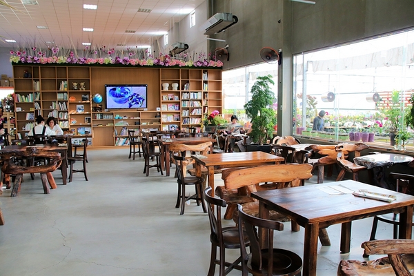 埔茂花市：【彰化芬園景點】埔茂花市~幸福花園咖啡，多肉植物及園藝造景，噴水池木藝造景好拍，DIY盆器，溜滑梯，盪鞦韆和戲沙池，親子遊趴趴GO