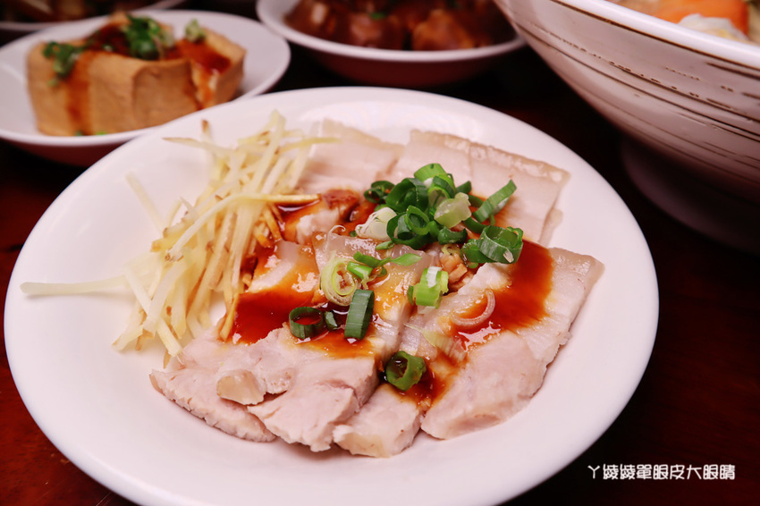 新竹美食小吃推薦禾日香滷肉飯，長和宮附近平價滷肉飯！必點太陽飯跟海鮮什錦麵