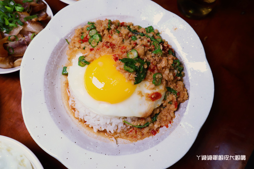 新竹美食小吃推薦禾日香滷肉飯，長和宮附近平價滷肉飯！必點太陽飯跟海鮮什錦麵