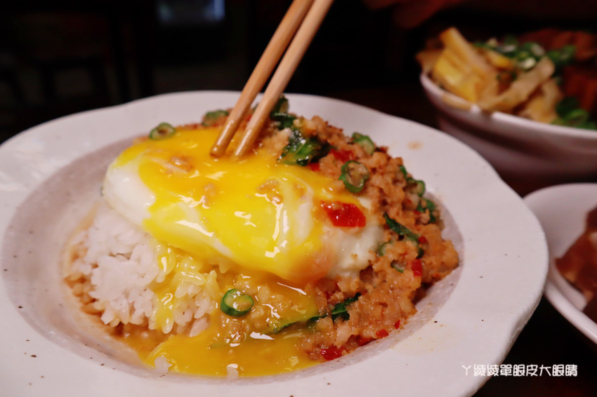 新竹美食小吃推薦禾日香滷肉飯，長和宮附近平價滷肉飯！必點太陽飯跟海鮮什錦麵
