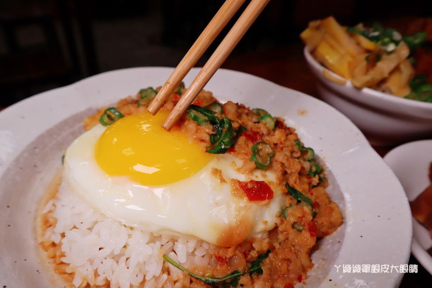 新竹美食小吃推薦禾日香滷肉飯，長和宮附近平價滷肉飯！必點太陽飯跟海鮮什錦麵
