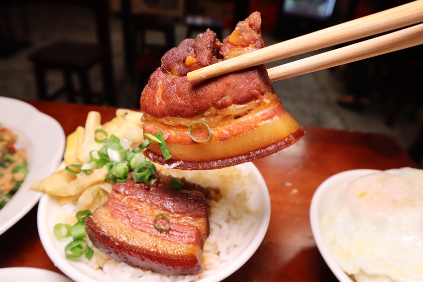 新竹美食小吃推薦禾日香滷肉飯，長和宮附近平價滷肉飯！必點太陽飯跟海鮮什錦麵