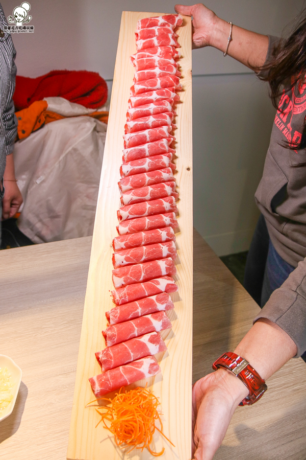 食鍋 麻辣火鍋 鍋物 火鍋 北高雄火鍋 鴛鴦鍋 高雄美食 高雄必吃 霸氣肉盤 肉多