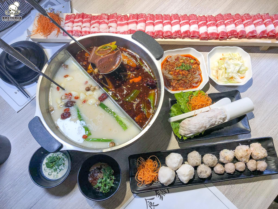 食鍋 麻辣火鍋 鍋物 火鍋 北高雄火鍋 鴛鴦鍋 高雄美食 高雄必吃 霸氣肉盤 肉多