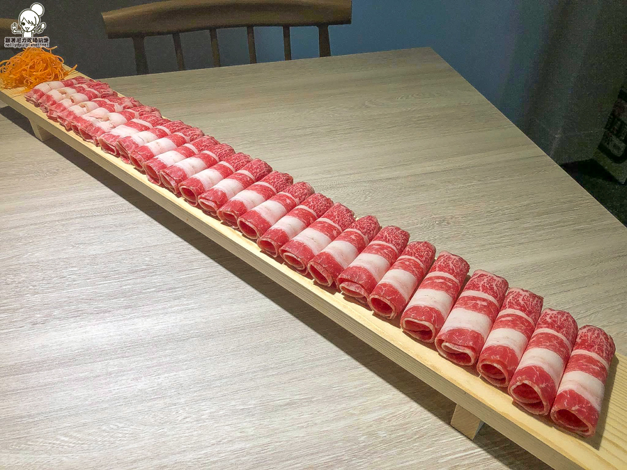 食鍋 麻辣火鍋 鍋物 火鍋 北高雄火鍋 鴛鴦鍋 高雄美食 高雄必吃 霸氣肉盤 肉多