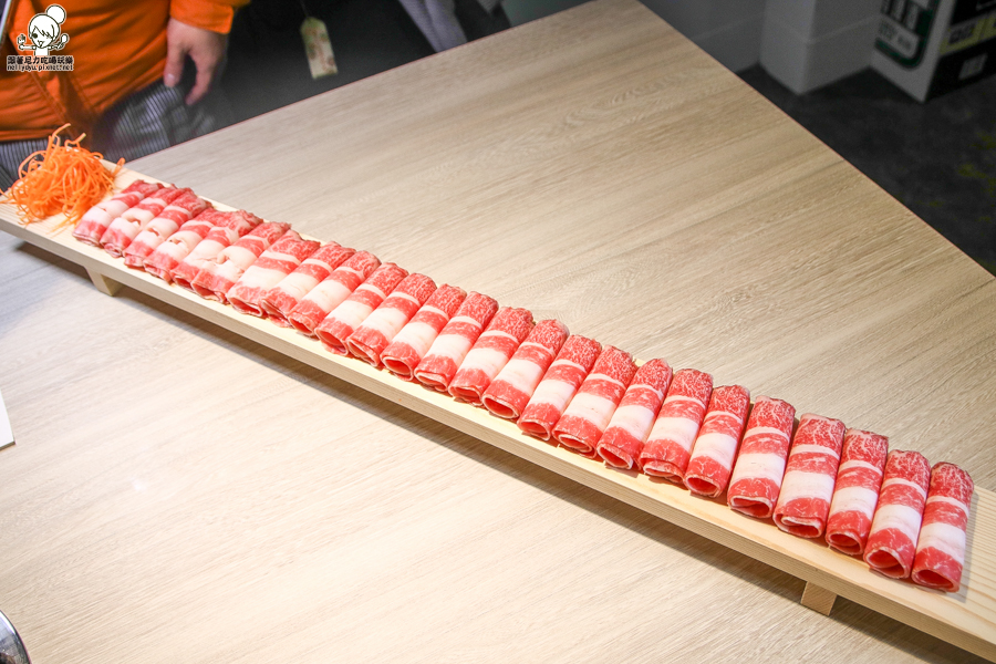 食鍋 麻辣火鍋 鍋物 火鍋 北高雄火鍋 鴛鴦鍋 高雄美食 高雄必吃 霸氣肉盤 肉多