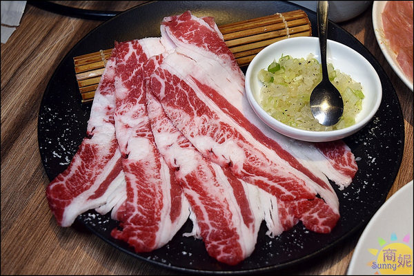 悠熹燒肉YOSHI：台中公益路高質感燒肉。悠熹燒肉。食材服務均優網路好評4.5分 推薦美國1855冷藏牛肉套餐