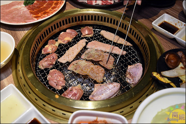 悠熹燒肉YOSHI：台中公益路高質感燒肉。悠熹燒肉。食材服務均優網路好評4.5分 推薦美國1855冷藏牛肉套餐