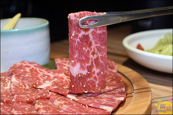 悠熹燒肉YOSHI：台中公益路高質感燒肉。悠熹燒肉。食材服務均優網路好評4.5分 推薦美國1855冷藏牛肉套餐