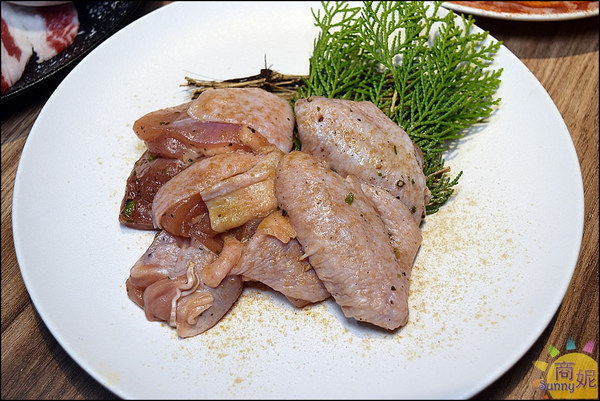 悠熹燒肉YOSHI：台中公益路高質感燒肉。悠熹燒肉。食材服務均優網路好評4.5分 推薦美國1855冷藏牛肉套餐