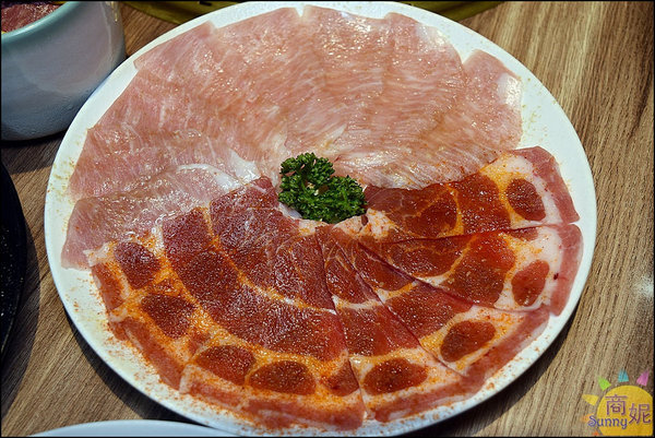 悠熹燒肉YOSHI：台中公益路高質感燒肉。悠熹燒肉。食材服務均優網路好評4.5分 推薦美國1855冷藏牛肉套餐