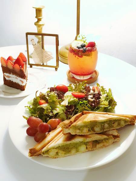 House go in 走進屋子裡:♪中山站。House go in 走進屋子裡♬ 史努比鬆餅/酪梨鮮蝦熱壓吐司/草莓覆盆子戚風