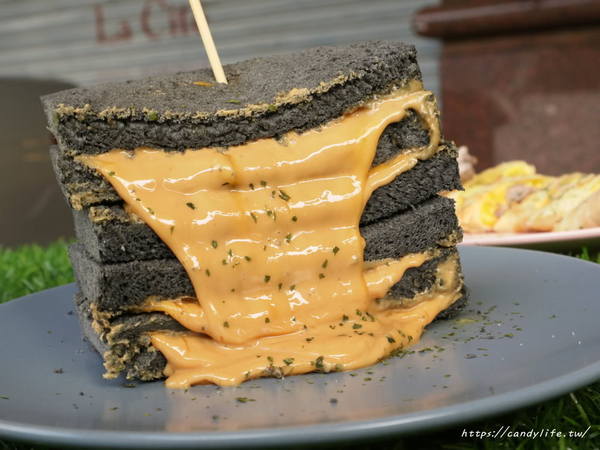 魚吃土。手作三文治:台中美食│魚吃土。手作三文治。〃超狂爆漿起司花醬吐司,還有芋頭控必點芋泥蛋餅,晚上也有營業的早午餐~