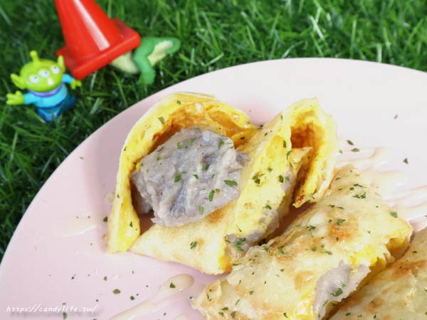 魚吃土。手作三文治:台中美食│魚吃土。手作三文治。〃超狂爆漿起司花醬吐司,還有芋頭控必點芋泥蛋餅,晚上也有營業的早午餐~