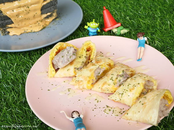 魚吃土。手作三文治:台中美食│魚吃土。手作三文治。〃超狂爆漿起司花醬吐司,還有芋頭控必點芋泥蛋餅,晚上也有營業的早午餐~