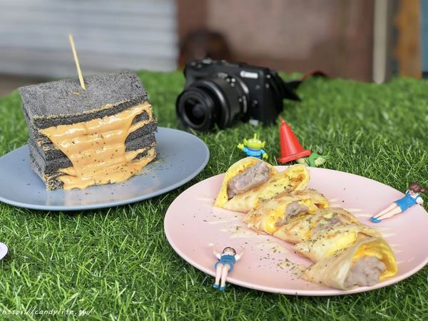 魚吃土。手作三文治:台中美食│魚吃土。手作三文治。〃超狂爆漿起司花醬吐司,還有芋頭控必點芋泥蛋餅,晚上也有營業的早午餐~