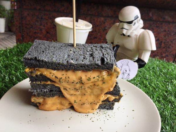 魚吃土 手作三明治  花醬起司黑磚爸