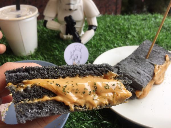 魚吃土 手作三明治  花醬起司黑磚爸