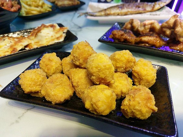 Virgo炭燒夜食:Virgo炭燒夜食-林森北路巷弄內酒bar 除了酒品選擇多樣 烤物炸物也不賴 店內備有鏢機 不管要約會或開趴都適合(附菜單)