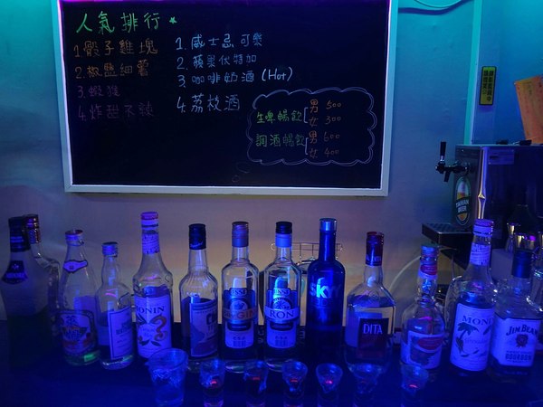 Virgo炭燒夜食:Virgo炭燒夜食-林森北路巷弄內酒bar 除了酒品選擇多樣 烤物炸物也不賴 店內備有鏢機 不管要約會或開趴都適合(附菜單)