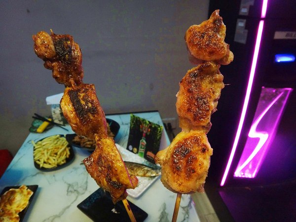 Virgo炭燒夜食:Virgo炭燒夜食-林森北路巷弄內酒bar 除了酒品選擇多樣 烤物炸物也不賴 店內備有鏢機 不管要約會或開趴都適合(附菜單)