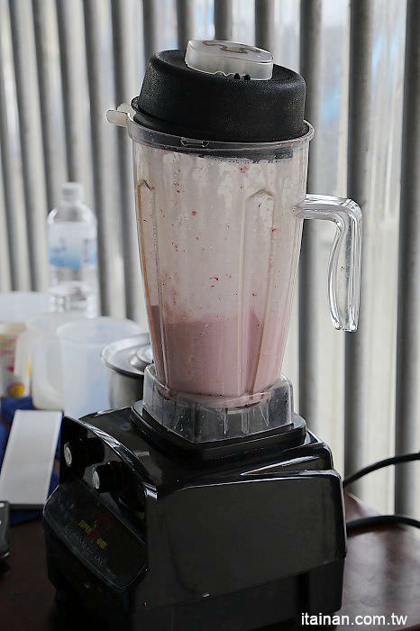 台南旅遊｜2018過年旅遊~走!我們去採草莓囉!!南科觀光草莓園｜南科高架草莓園｜台南採草莓｜新市善化草莓園｜新年旅遊走春｜草莓花束｜奶蓋草莓鮮奶 - 台南好Food遊