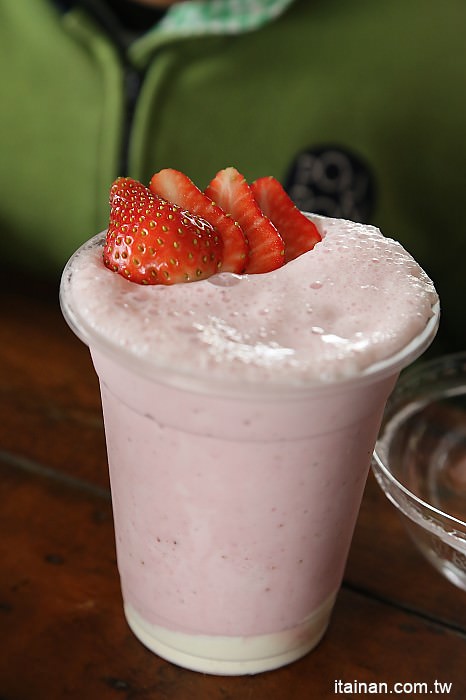 台南旅遊｜2018過年旅遊~走!我們去採草莓囉!!南科觀光草莓園｜南科高架草莓園｜台南採草莓｜新市善化草莓園｜新年旅遊走春｜草莓花束｜奶蓋草莓鮮奶 - 台南好Food遊