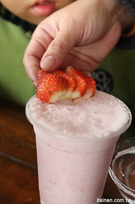 台南旅遊｜2018過年旅遊~走!我們去採草莓囉!!南科觀光草莓園｜南科高架草莓園｜台南採草莓｜新市善化草莓園｜新年旅遊走春｜草莓花束｜奶蓋草莓鮮奶 - 台南好Food遊