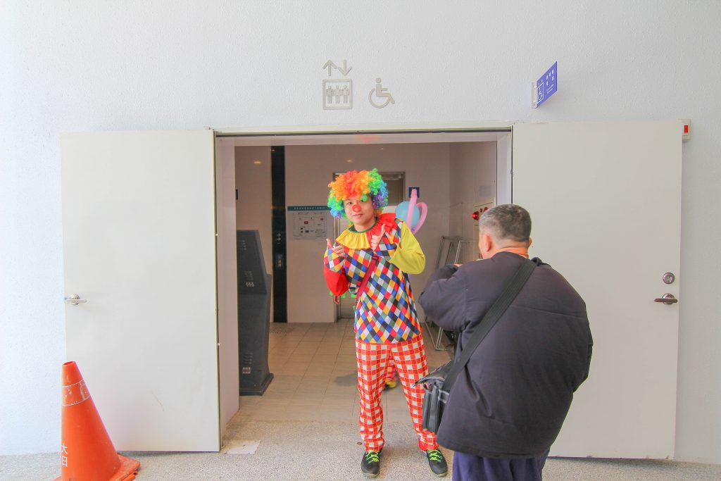 基隆新景點｜東岸廣場(商場)今開幕！ 欣賞港口景致，頂樓還有大操場！ 除了大啖海鮮的米其林餐廳(莆田) 另外還有石2鍋、丸龜製麵、湯姆熊、 日本すき家、はま寿司進駐， 小朋友最愛的氣墊溜滑梯.小火車都