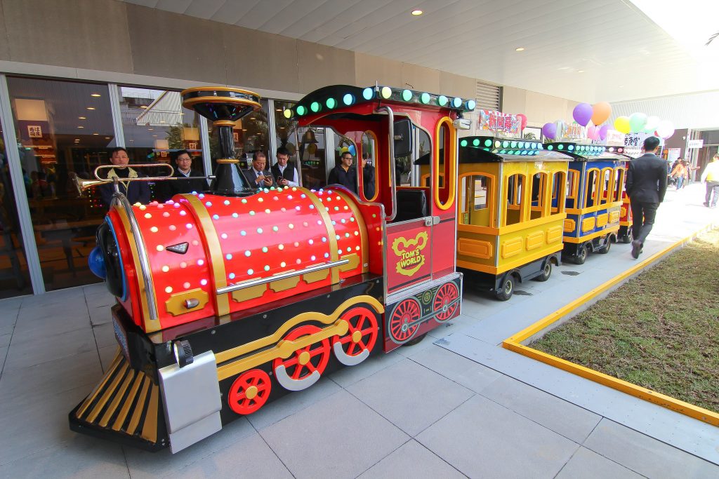 基隆新景點｜東岸廣場(商場)今開幕！ 欣賞港口景致，頂樓還有大操場！ 除了大啖海鮮的米其林餐廳(莆田) 另外還有石2鍋、丸龜製麵、湯姆熊、 日本すき家、はま寿司進駐， 小朋友最愛的氣墊溜滑梯.小火車都