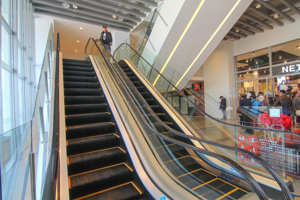 基隆新景點｜東岸廣場(商場)今開幕！ 欣賞港口景致，頂樓還有大操場！ 除了大啖海鮮的米其林餐廳(莆田) 另外還有石2鍋、丸龜製麵、湯姆熊、 日本すき家、はま寿司進駐， 小朋友最愛的氣墊溜滑梯.小火車都