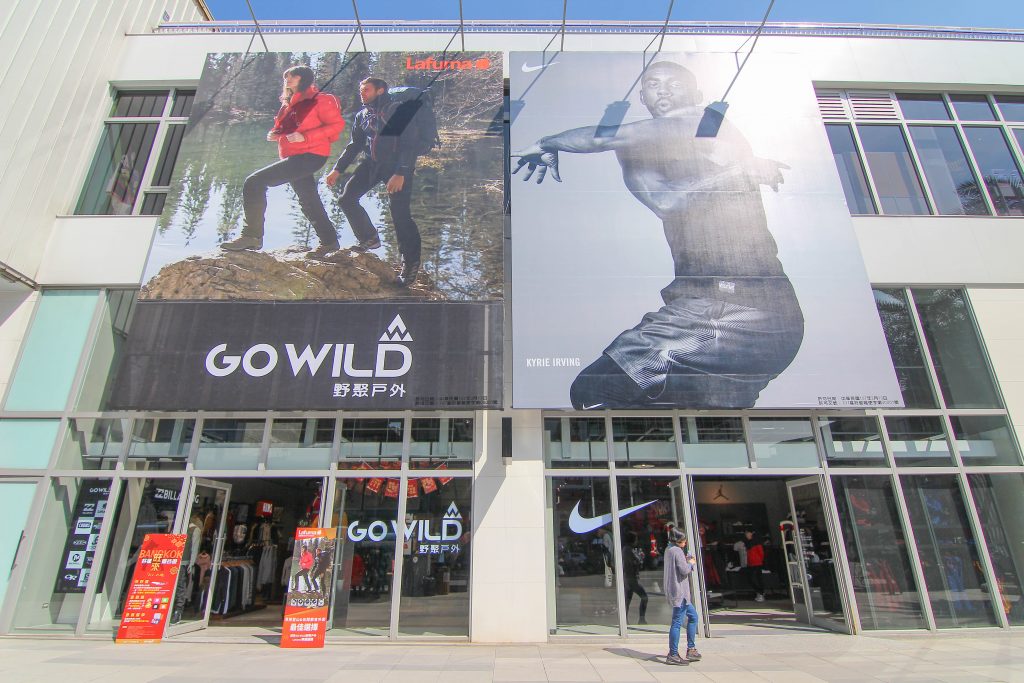 基隆新景點｜東岸廣場(商場)今開幕！ 欣賞港口景致，頂樓還有大操場！ 除了大啖海鮮的米其林餐廳(莆田) 另外還有石2鍋、丸龜製麵、湯姆熊、 日本すき家、はま寿司進駐， 小朋友最愛的氣墊溜滑梯.小火車都