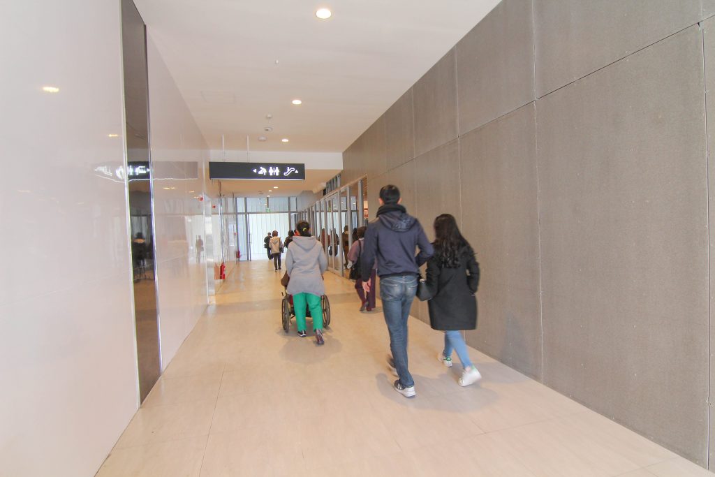 基隆新景點｜東岸廣場(商場)今開幕！ 欣賞港口景致，頂樓還有大操場！ 除了大啖海鮮的米其林餐廳(莆田) 另外還有石2鍋、丸龜製麵、湯姆熊、 日本すき家、はま寿司進駐， 小朋友最愛的氣墊溜滑梯.小火車都