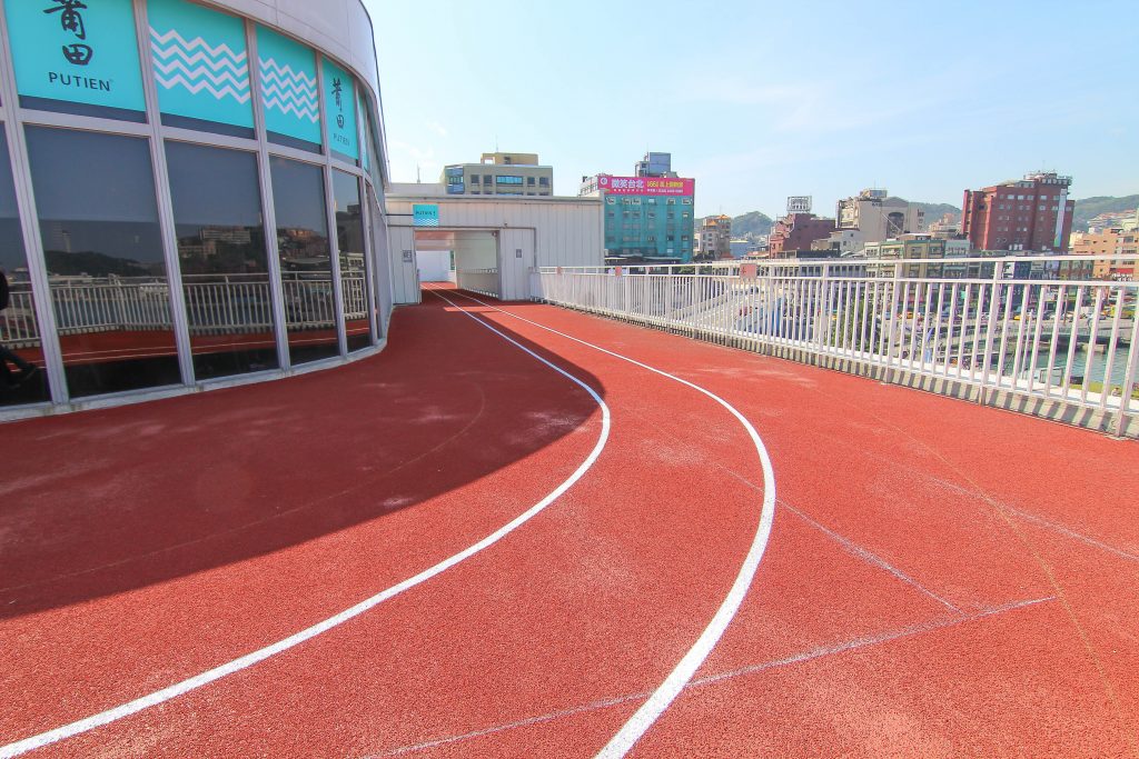 基隆新景點｜東岸廣場(商場)今開幕！ 欣賞港口景致，頂樓還有大操場！ 除了大啖海鮮的米其林餐廳(莆田) 另外還有石2鍋、丸龜製麵、湯姆熊、 日本すき家、はま寿司進駐， 小朋友最愛的氣墊溜滑梯.小火車都