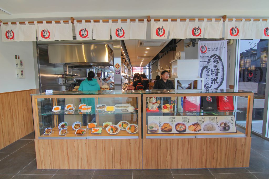 基隆新景點｜東岸廣場(商場)今開幕！ 欣賞港口景致，頂樓還有大操場！ 除了大啖海鮮的米其林餐廳(莆田) 另外還有石2鍋、丸龜製麵、湯姆熊、 日本すき家、はま寿司進駐， 小朋友最愛的氣墊溜滑梯.小火車都