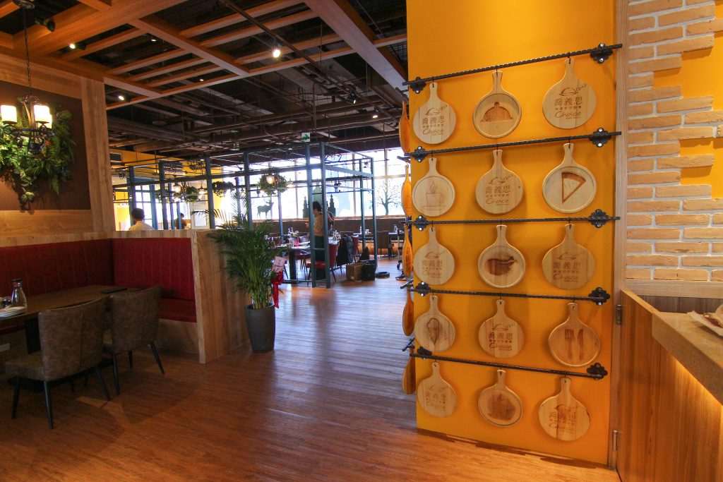 基隆新景點｜東岸廣場(商場)今開幕！ 欣賞港口景致，頂樓還有大操場！ 除了大啖海鮮的米其林餐廳(莆田) 另外還有石2鍋、丸龜製麵、湯姆熊、 日本すき家、はま寿司進駐， 小朋友最愛的氣墊溜滑梯.小火車都