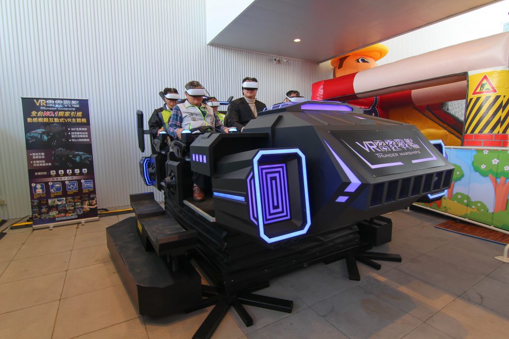 基隆新景點｜東岸廣場(商場)今開幕！ 欣賞港口景致，頂樓還有大操場！ 除了大啖海鮮的米其林餐廳(莆田) 另外還有石2鍋、丸龜製麵、湯姆熊、 日本すき家、はま寿司進駐， 小朋友最愛的氣墊溜滑梯.小火車都