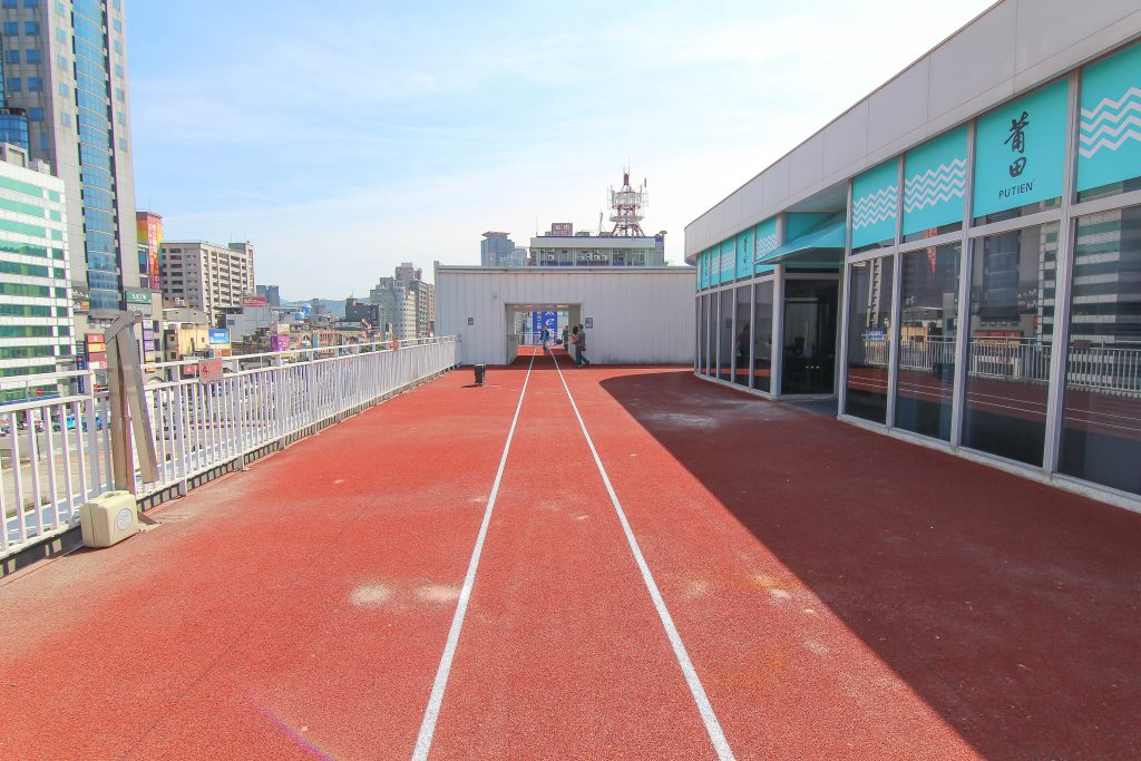 基隆新景點｜東岸廣場(商場)今開幕！ 欣賞港口景致，頂樓還有大操場！ 除了大啖海鮮的米其林餐廳(莆田) 另外還有石2鍋、丸龜製麵、湯姆熊、 日本すき家、はま寿司進駐， 小朋友最愛的氣墊溜滑梯.小火車都