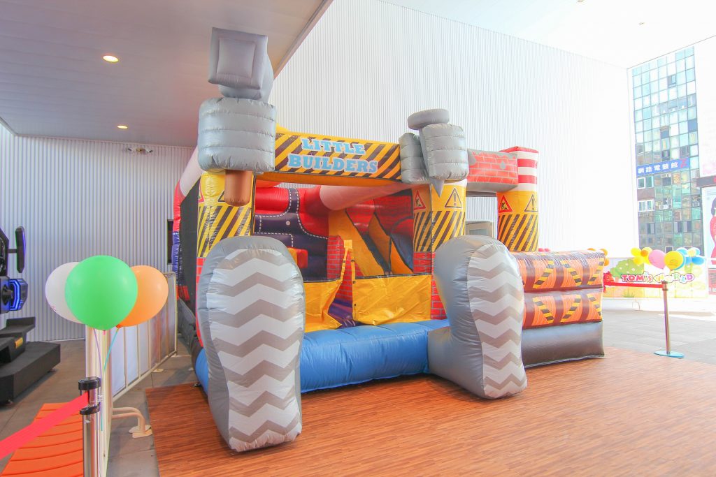 基隆新景點｜東岸廣場(商場)今開幕！ 欣賞港口景致，頂樓還有大操場！ 除了大啖海鮮的米其林餐廳(莆田) 另外還有石2鍋、丸龜製麵、湯姆熊、 日本すき家、はま寿司進駐， 小朋友最愛的氣墊溜滑梯.小火車都