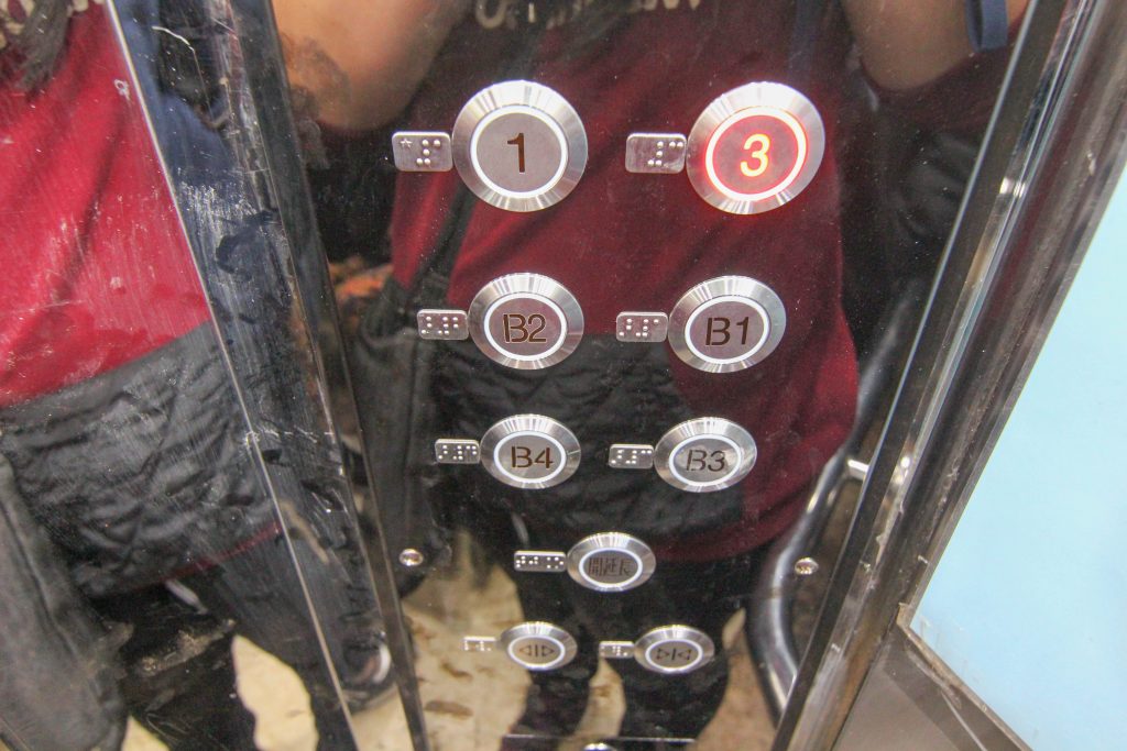 基隆新景點｜東岸廣場(商場)今開幕！ 欣賞港口景致，頂樓還有大操場！ 除了大啖海鮮的米其林餐廳(莆田) 另外還有石2鍋、丸龜製麵、湯姆熊、 日本すき家、はま寿司進駐， 小朋友最愛的氣墊溜滑梯.小火車都