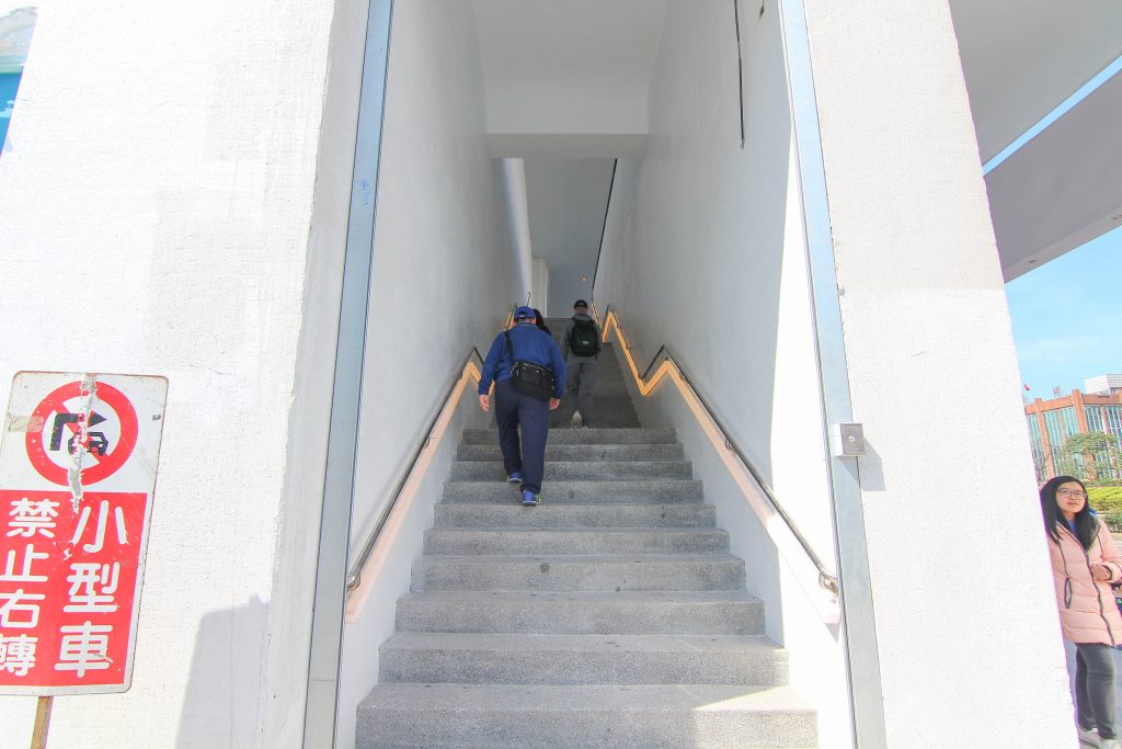 基隆新景點｜東岸廣場(商場)今開幕！ 欣賞港口景致，頂樓還有大操場！ 除了大啖海鮮的米其林餐廳(莆田) 另外還有石2鍋、丸龜製麵、湯姆熊、 日本すき家、はま寿司進駐， 小朋友最愛的氣墊溜滑梯.小火車都